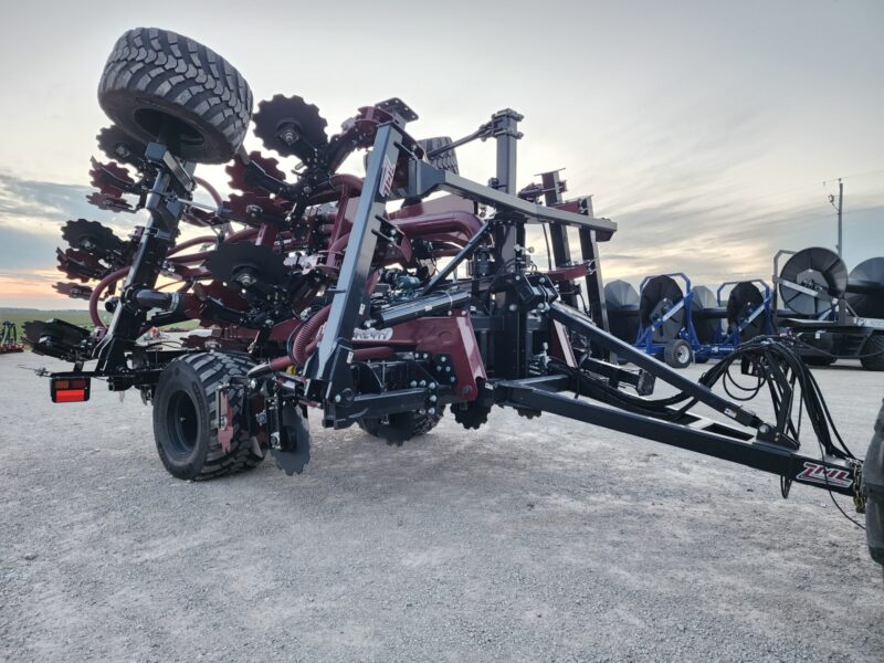 NEW 34′ Pull-type ZML Toolbar w. 17 Red Viper Gen 4 Row Units