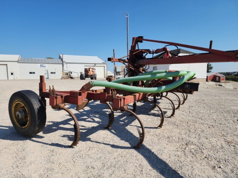 24′ Landoll Shank Toolbar w/ Splash Pans & Folding Wings