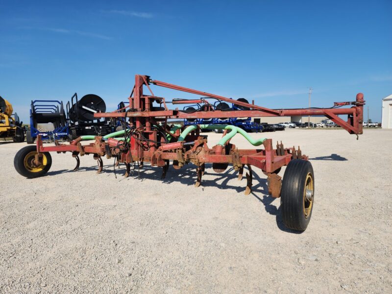 24′ Landoll Shank Toolbar w/ Splash Pans & Folding Wings