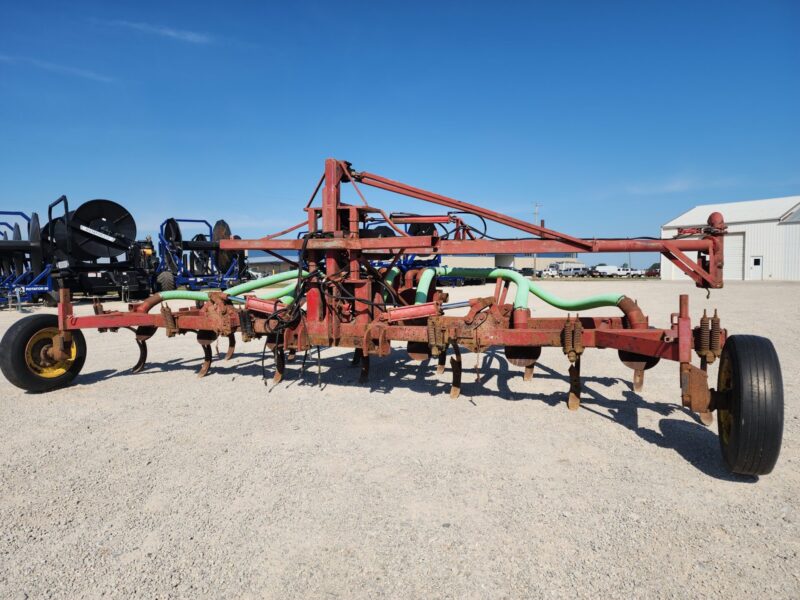 24′ Landoll Shank Toolbar w/ Splash Pans & Folding Wings