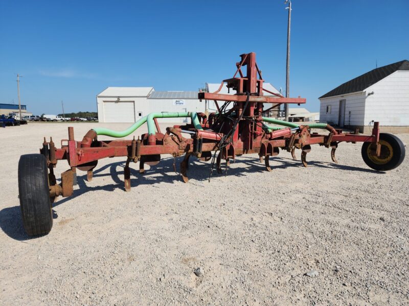 24′ Landoll Shank Toolbar w/ Splash Pans & Folding Wings