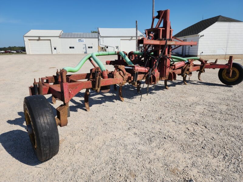 24′ Landoll Shank Toolbar w/ Splash Pans & Folding Wings