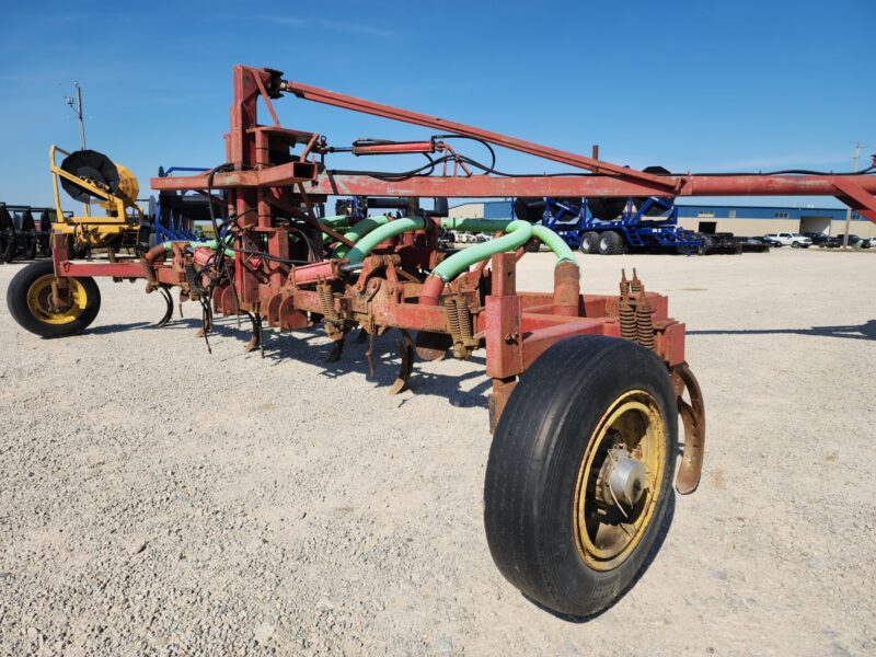 24′ Landoll Shank Toolbar w/ Splash Pans & Folding Wings