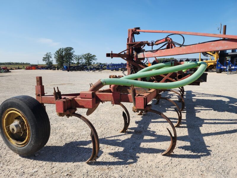 24′ Landoll Shank Toolbar w/ Splash Pans & Folding Wings