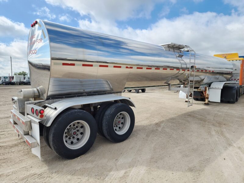 U-4763 2001 Polar 6500 Gallon Stainless Steel Semi Tanker