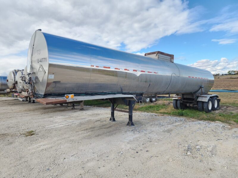 U-4771 1983 STE 6800 Gallon Stainless Steel Semi Tanker 1-12″ Unload