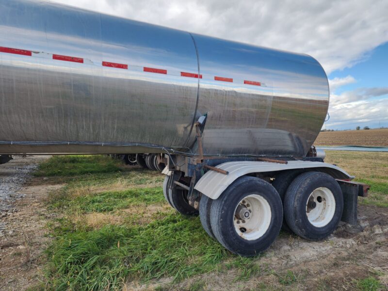 U-4771 1983 STE 6800 Gallon Stainless Steel Semi Tanker 1-12″ Unload