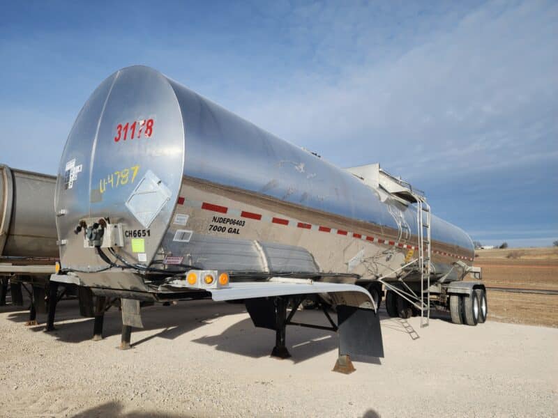 U-4787 1984 Fruehauf 7000 Gallon Stainless Steel Semi Tanker