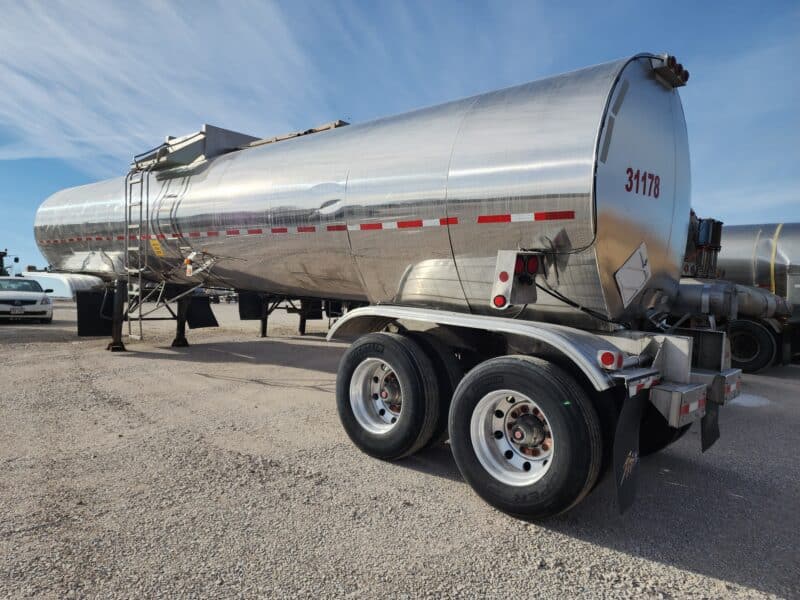 U-4787 1984 Fruehauf 7000 Gallon Stainless Steel Semi Tanker