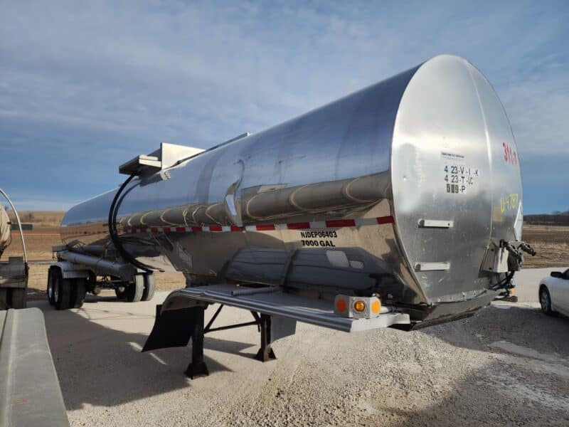 U-4787 1984 Fruehauf 7000 Gallon Stainless Steel Semi Tanker