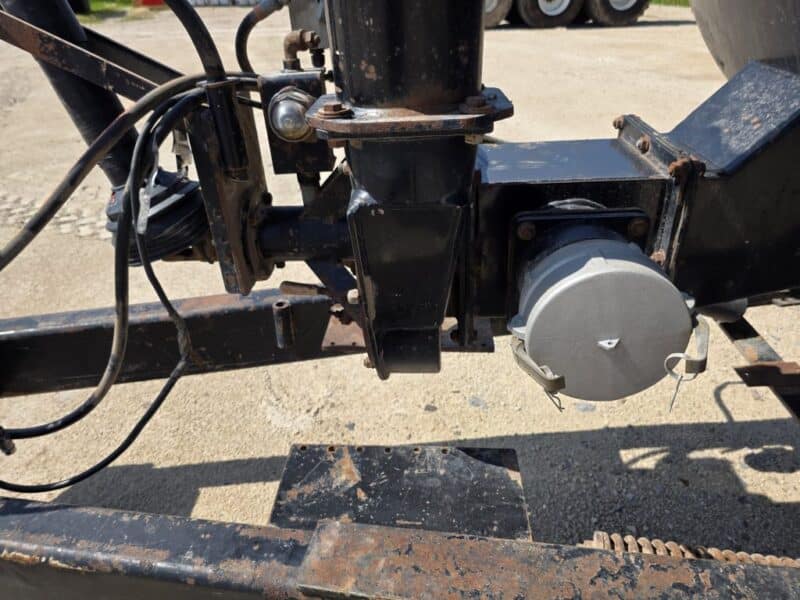 #7 Balzer 6000 Gallon Tandem Round Tanker w. Rear Steerable Axle