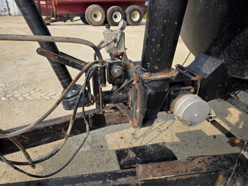 #7 Balzer 6000 Gallon Tandem Round Tanker w. Rear Steerable Axle