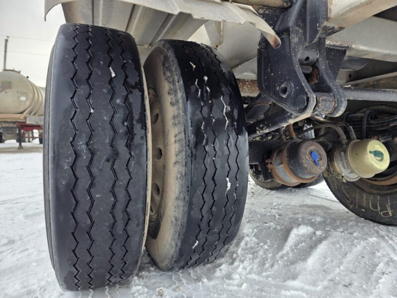 T-147 1996 Beall 6700 Gallon Stainless Steel Semi Tanker