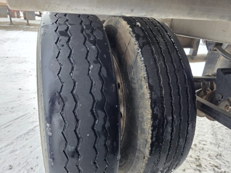 T-147 1996 Beall 6700 Gallon Stainless Steel Semi Tanker