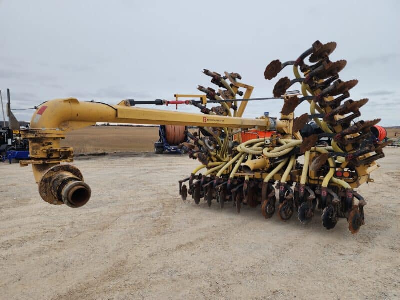 30′ Bazooka FarmStar Pull type toolbar. 8″ Stinger, Hi-Rate Phantom Units