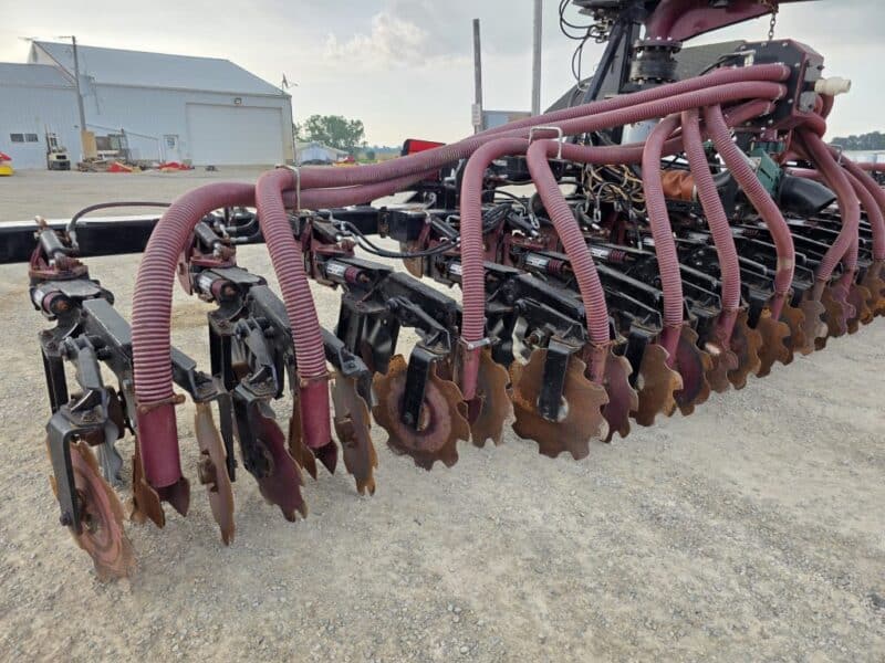 28′ ZML Toolbar w. 14 Red Viper Gen 3 Row Units w. 8″ Stinger