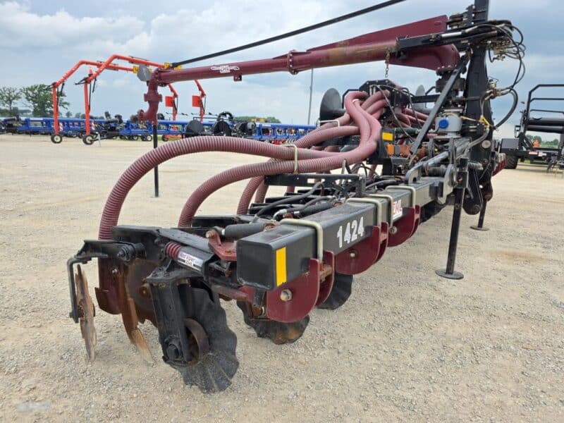 28′ ZML Toolbar w. 14 Red Viper Gen 3 Row Units w. 8″ Stinger