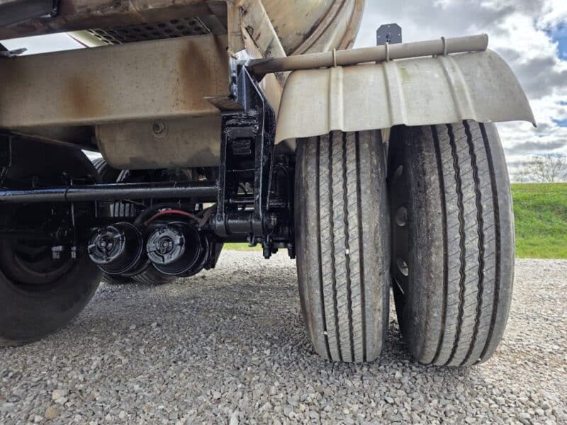 U-4809 1988 Bar-bel 7000 Gallon Stainless Steel Semi Tanker U-4809 1988 Bar-bel 7000 Gallon Stainless Steel Semi Tanker