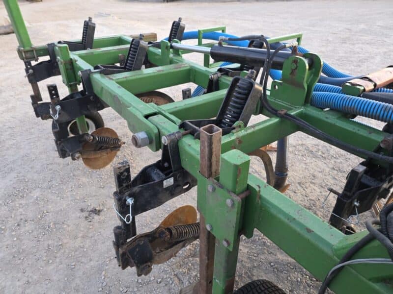 28′ Dietrich Series 70 Toolbar on 24″ Spacings w. 6″ Stinger