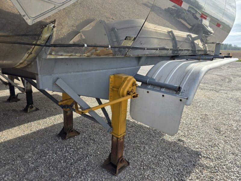 U-4811 1989 Sunshine 7000 Gallon Stainless Steel Semi Tanker