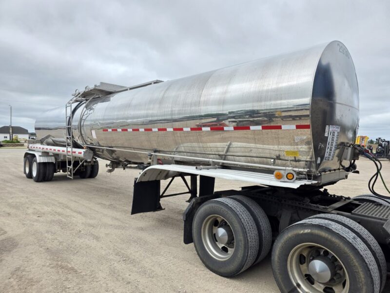 U-4817 1986 Bulk 7000 Gallon Stainless Steel Semi Tanker- Center Unload