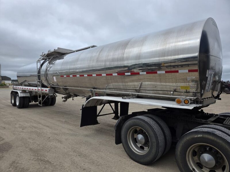 U-4817 1986 Bulk 7000 Gallon Stainless Steel Semi Tanker- Center Unload