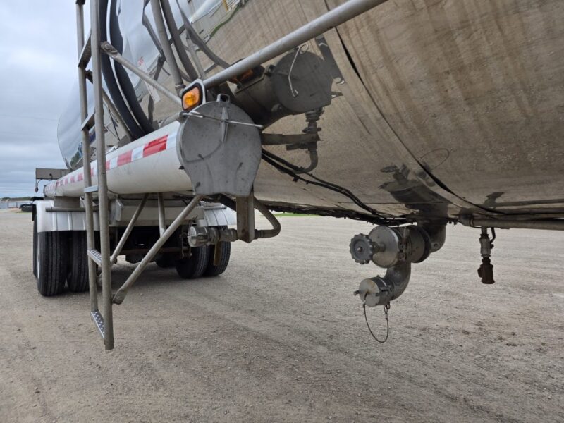U-4817 1986 Bulk 7000 Gallon Stainless Steel Semi Tanker- Center Unload