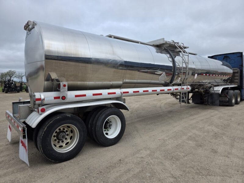 U-4817 1986 Bulk 7000 Gallon Stainless Steel Semi Tanker- Center Unload