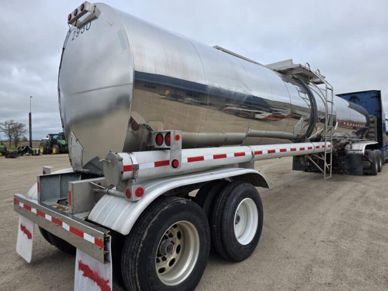 U-4817 1986 Bulk 7000 Gallon Stainless Steel Semi Tanker- Center Unload