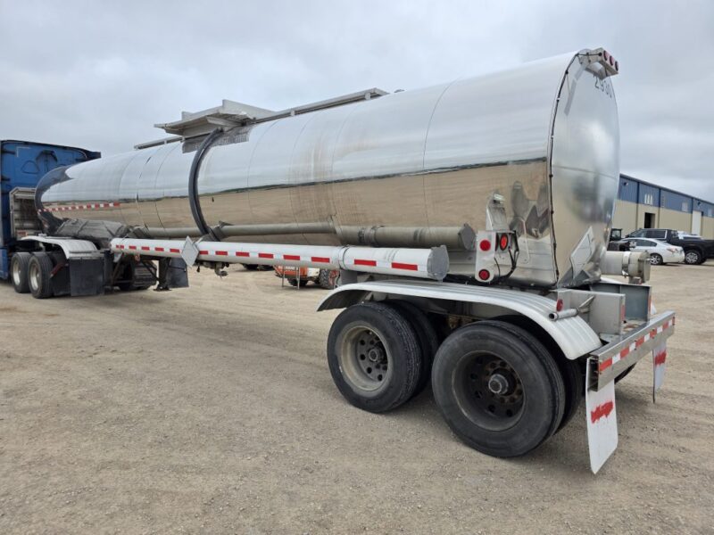 U-4817 1986 Bulk 7000 Gallon Stainless Steel Semi Tanker- Center Unload