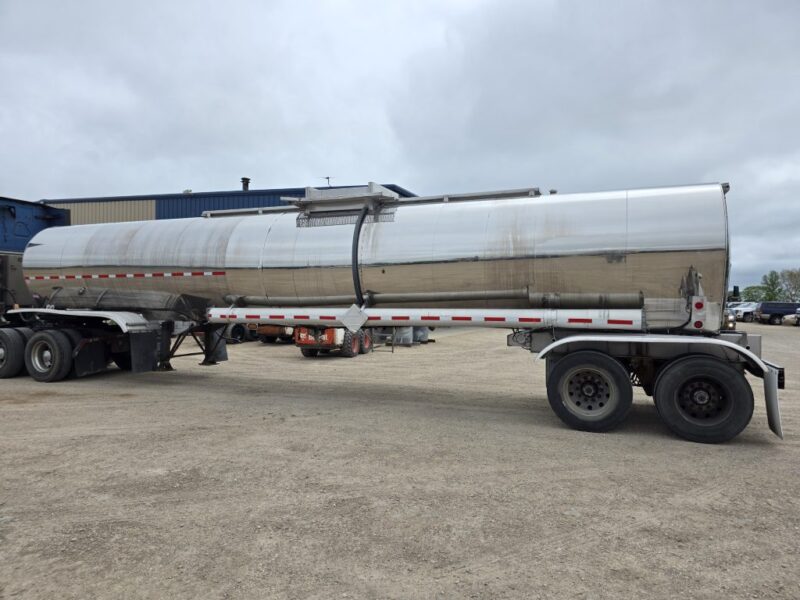 U-4817 1986 Bulk 7000 Gallon Stainless Steel Semi Tanker- Center Unload