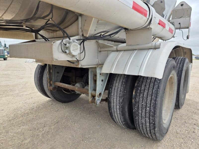 U-4817 1986 Bulk 7000 Gallon Stainless Steel Semi Tanker- Center Unload