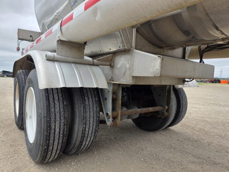 U-4817 1986 Bulk 7000 Gallon Stainless Steel Semi Tanker- Center Unload
