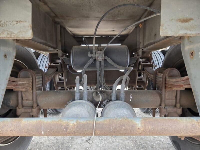 U-4817 1986 Bulk 7000 Gallon Stainless Steel Semi Tanker- Center Unload