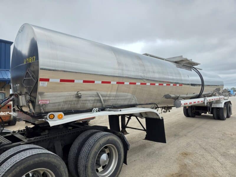 U-4817 1986 Bulk 7000 Gallon Stainless Steel Semi Tanker- Center Unload