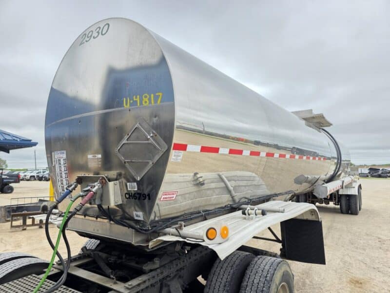 U-4817 1986 Bulk 7000 Gallon Stainless Steel Semi Tanker- Center Unload