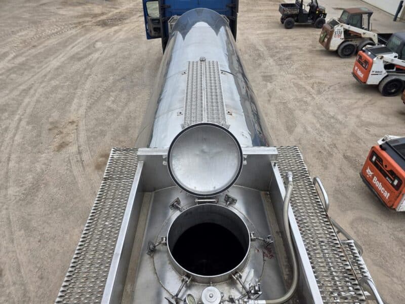 U-4817 1986 Bulk 7000 Gallon Stainless Steel Semi Tanker- Center Unload