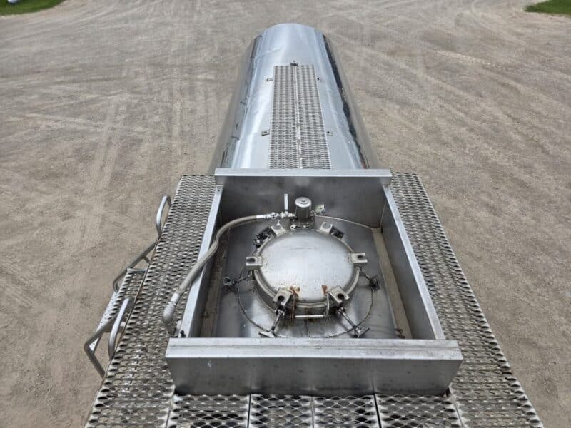 U-4817 1986 Bulk 7000 Gallon Stainless Steel Semi Tanker- Center Unload