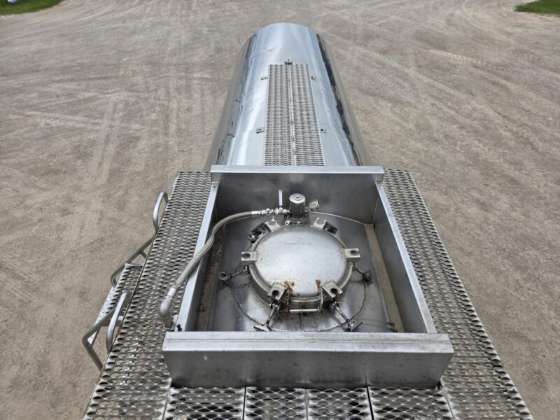 U-4817 1986 Bulk 7000 Gallon Stainless Steel Semi Tanker- Center Unload