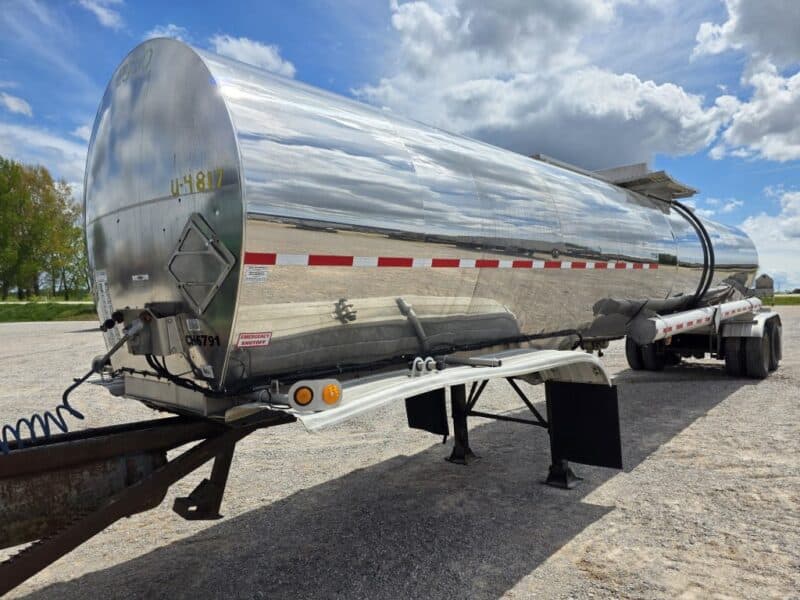 U-4817 1986 Bulk 7000 Gallon Stainless Steel Semi Tanker- Center Unload