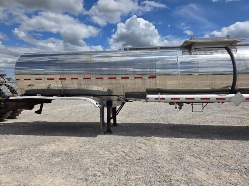 U-4817 1986 Bulk 7000 Gallon Stainless Steel Semi Tanker- Center Unload