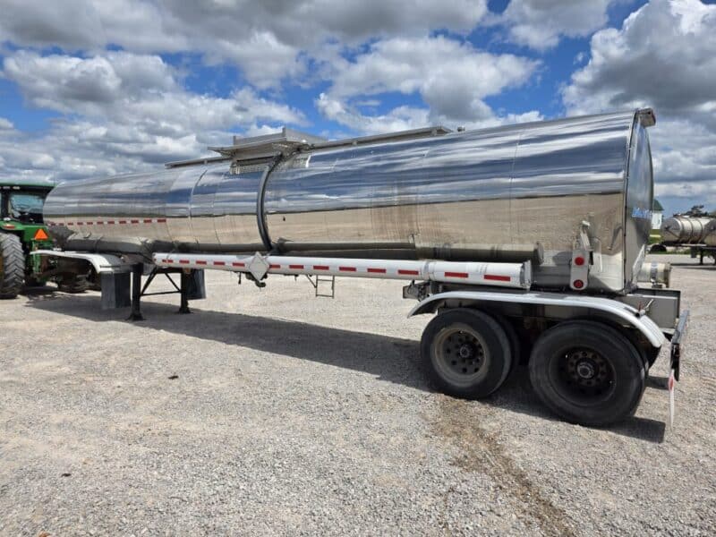 U-4817 1986 Bulk 7000 Gallon Stainless Steel Semi Tanker- Center Unload
