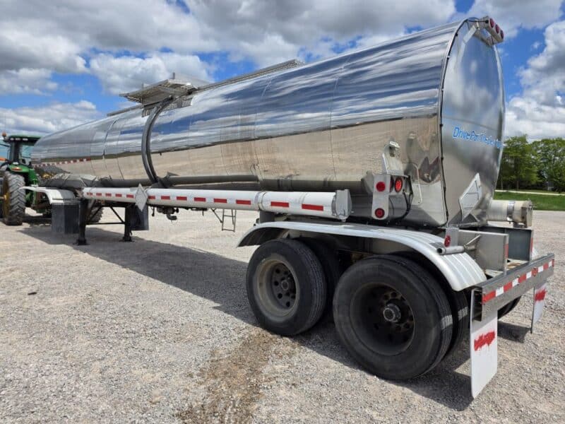 U-4817 1986 Bulk 7000 Gallon Stainless Steel Semi Tanker- Center Unload