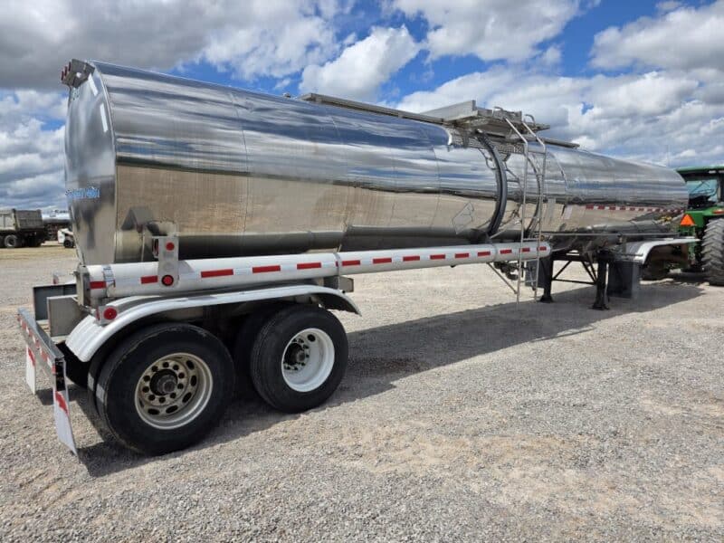 U-4817 1986 Bulk 7000 Gallon Stainless Steel Semi Tanker- Center Unload