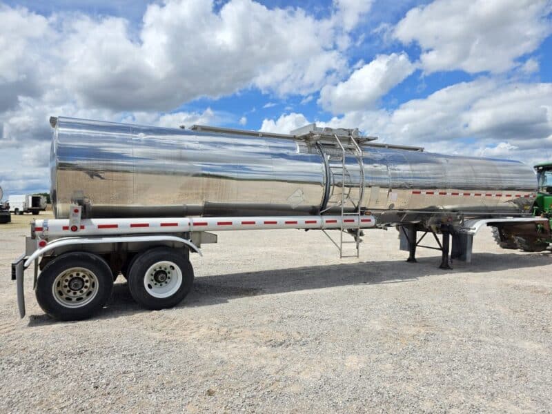 U-4817 1986 Bulk 7000 Gallon Stainless Steel Semi Tanker- Center Unload