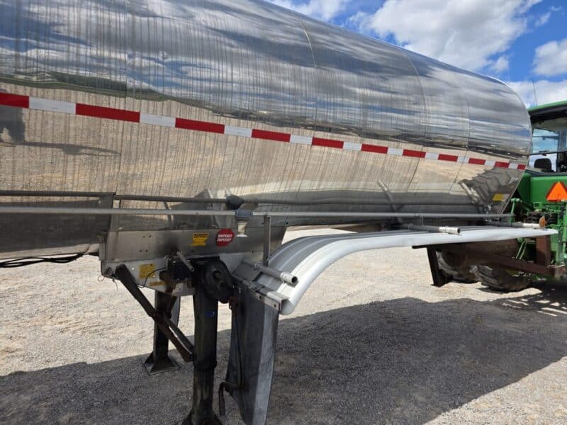 U-4817 1986 Bulk 7000 Gallon Stainless Steel Semi Tanker- Center Unload