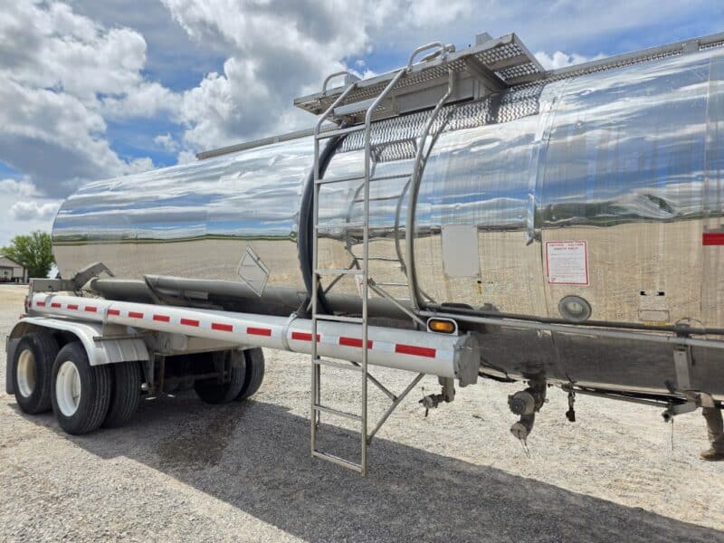 U-4817 1986 Bulk 7000 Gallon Stainless Steel Semi Tanker- Center Unload
