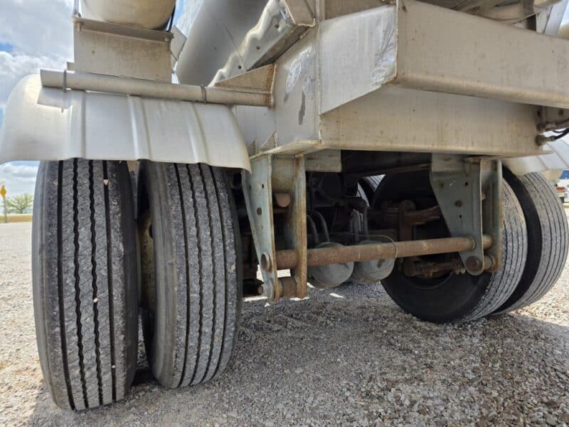 U-4817 1986 Bulk 7000 Gallon Stainless Steel Semi Tanker- Center Unload