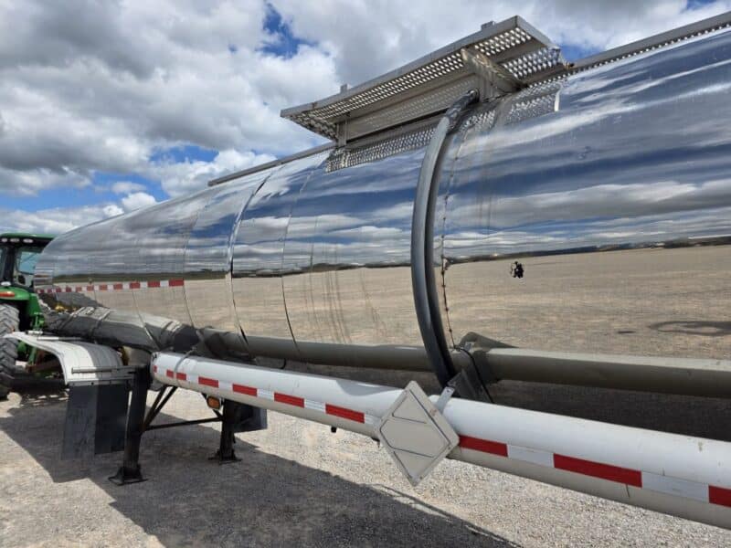 U-4817 1986 Bulk 7000 Gallon Stainless Steel Semi Tanker- Center Unload