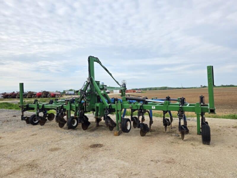 28′ Dietrich Series 70 Toolbar on 24″ Spacings w. 6″ Stinger